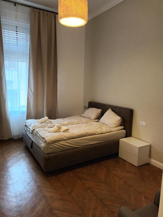 Duna River Shining Apartments Budapest Bagian luar foto
